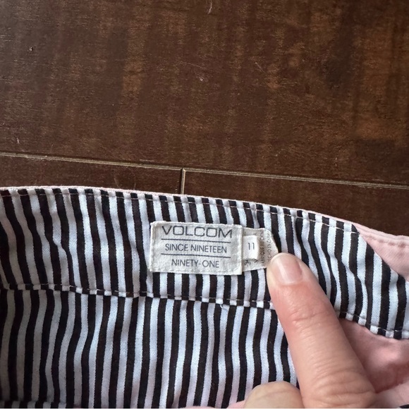 Volcom Ladies Juniors pale Melon shorts 11 - Picture 4 of 4